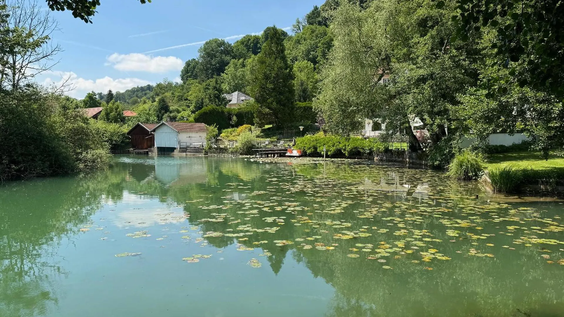 Les Lodges Du Lac Saint-Alban-de-Montbel Hotel